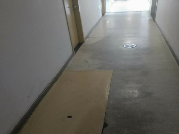 医院走廊亚麻地板翻新前